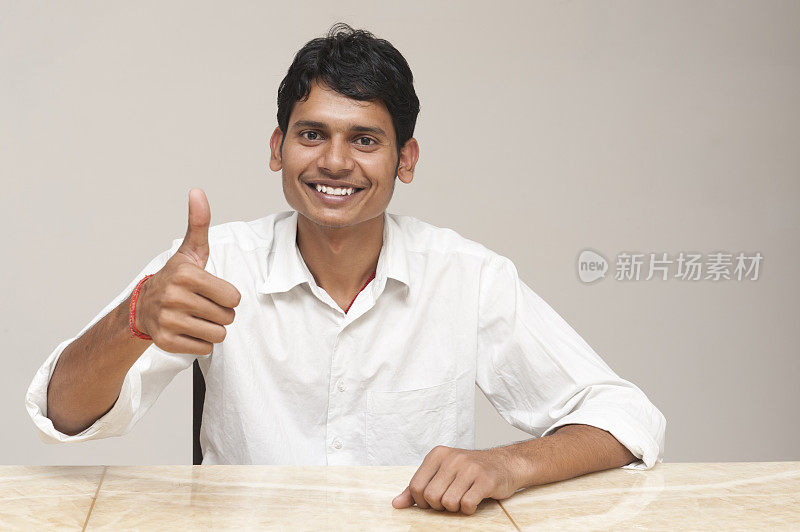 竖起大拇指——印度男学生
