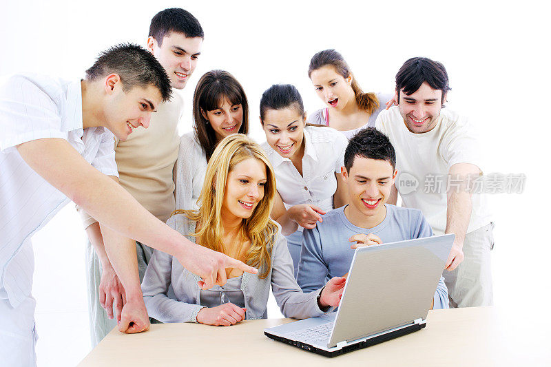 一组学生在看笔记本电脑。