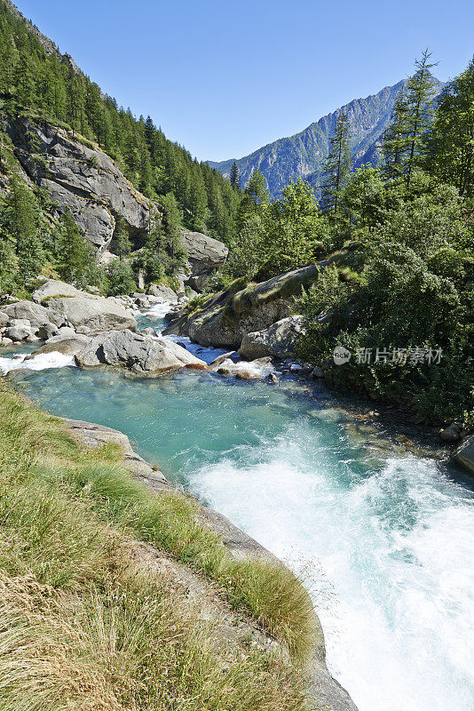 高山洪流