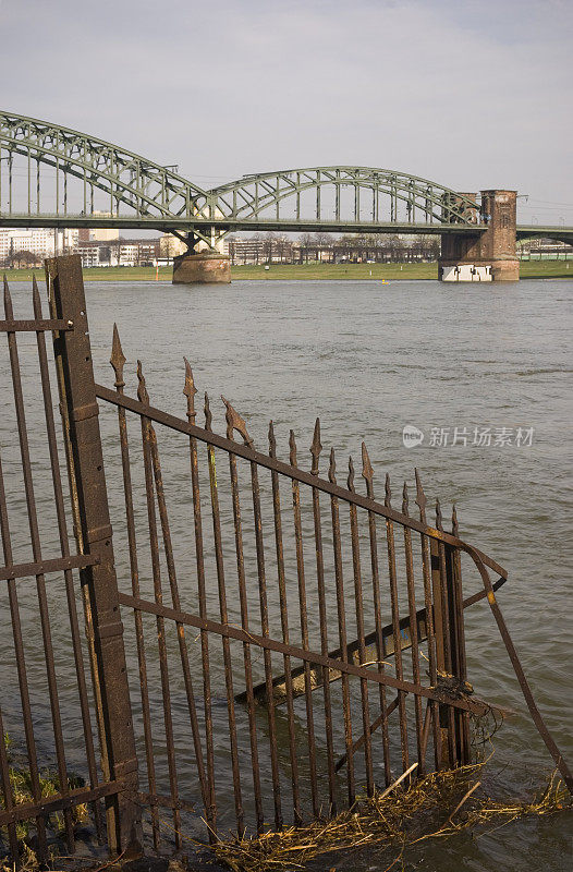 科隆莱茵河上生锈的栅栏和桥