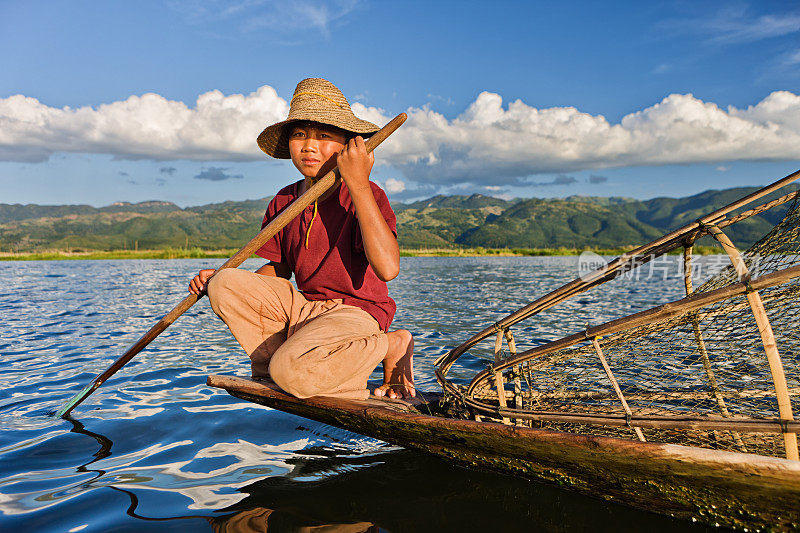 缅甸茵莱湖上的年轻渔夫