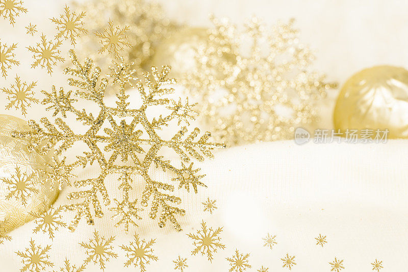圣诞装饰品，金色和银色的雪花。