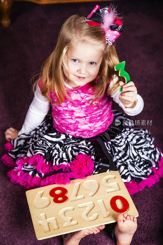 3岁小女孩展示拼图数字3