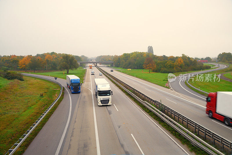 高速公路和入口匝道上的卡车和汽车