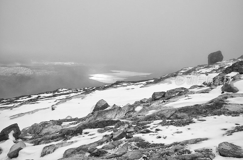 浓雾和jotunheimens山脉本季的第一场雪