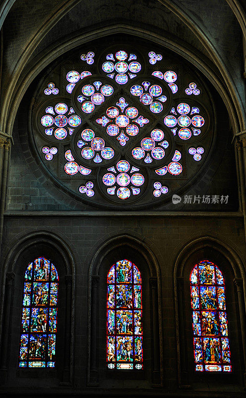 洛桑圣母大教堂的彩色玻璃