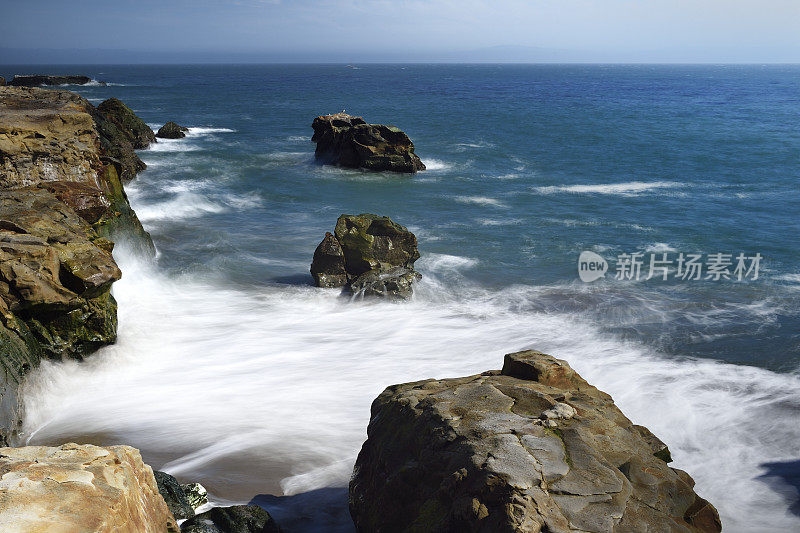 海浪冲击着海岸岩石