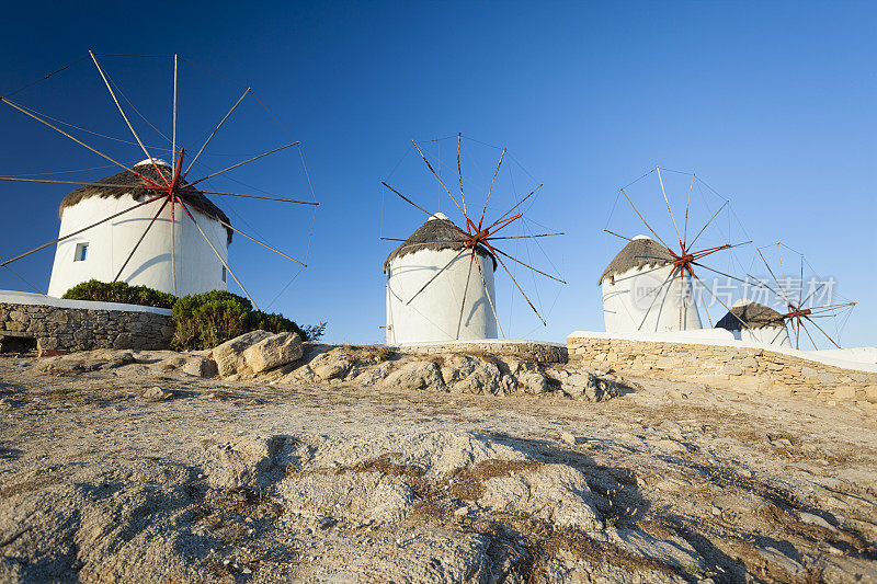 米科诺斯岛(希腊基克拉迪斯群岛)著名的风车群