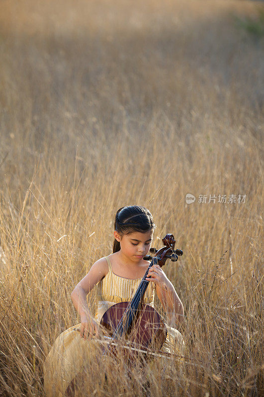 带着大提琴的小女孩在户外