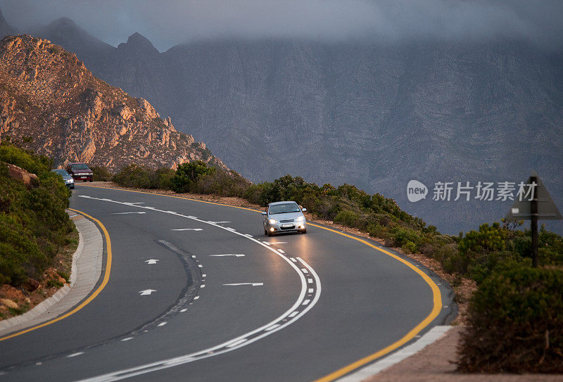 黄昏时分在海岸公路上开车