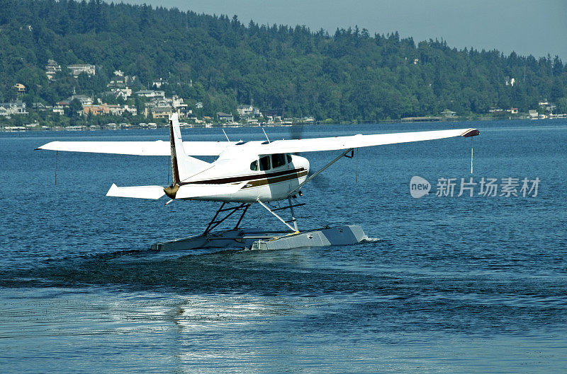 水上飞机在湖上准备起飞