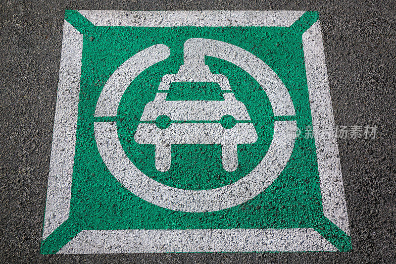沥青路面上的电动汽车停车位标志