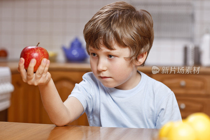 带苹果的小男孩