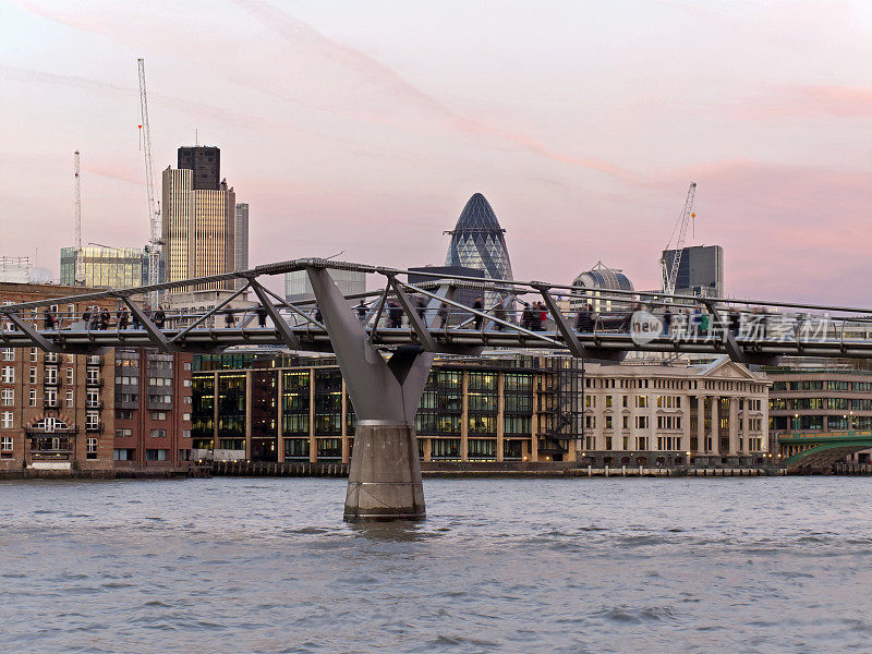 伦敦泰晤士河上的千年大桥