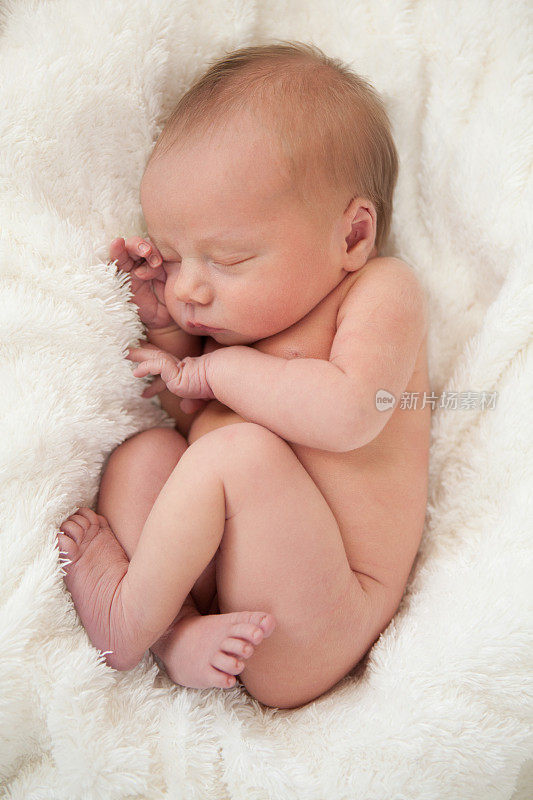 熟睡的新生儿胎儿的位置上白色的皮毛