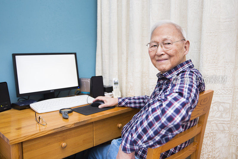 高级中国男子使用电脑