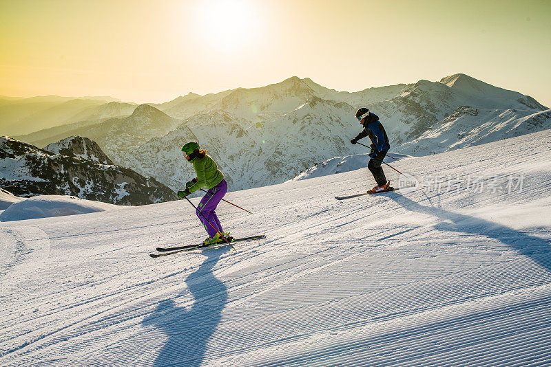 男人和女人滑雪下山