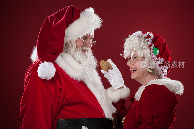 圣诞老人女士给圣诞老人一块饼干