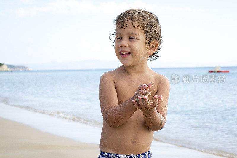 小男孩在海滩上玩耍