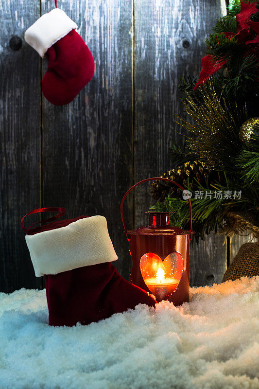 圣诞灯笼和圣诞老人的靴子在雪，圣诞Backgr