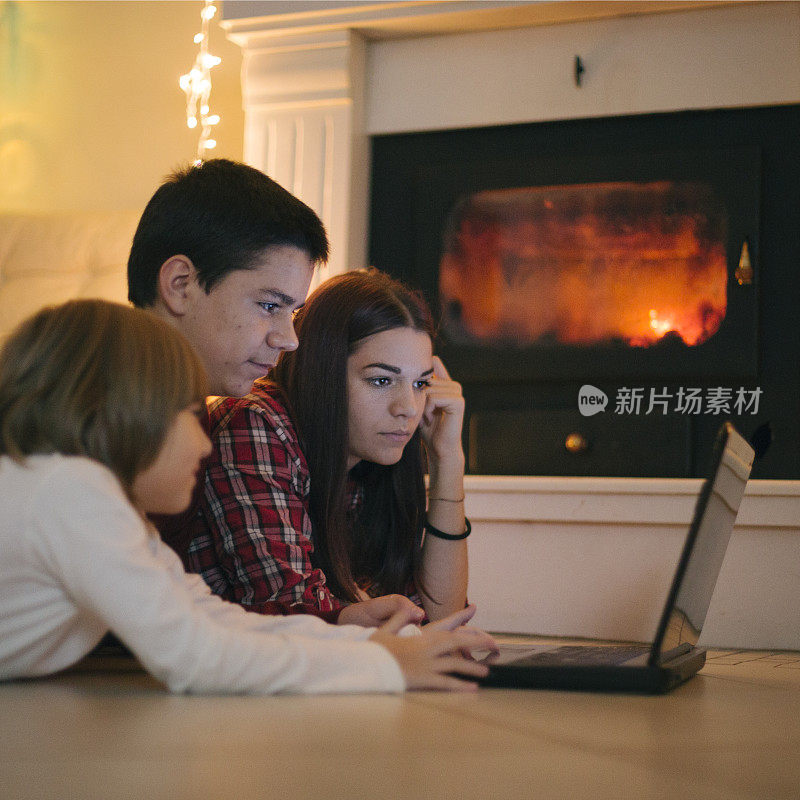 孩子们在壁炉旁玩电脑