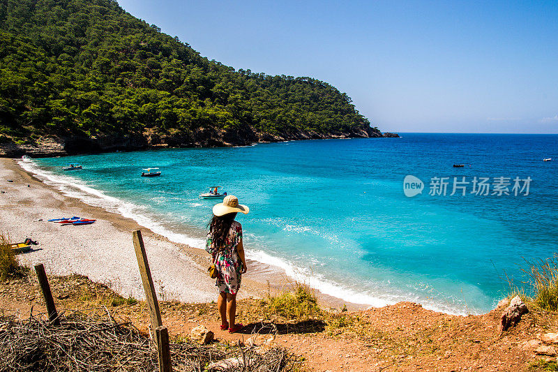 在土耳其法拉利亚，一个女人看着海滩