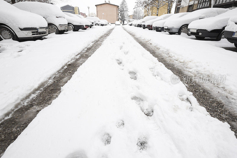 停车场上的汽车被雪覆盖