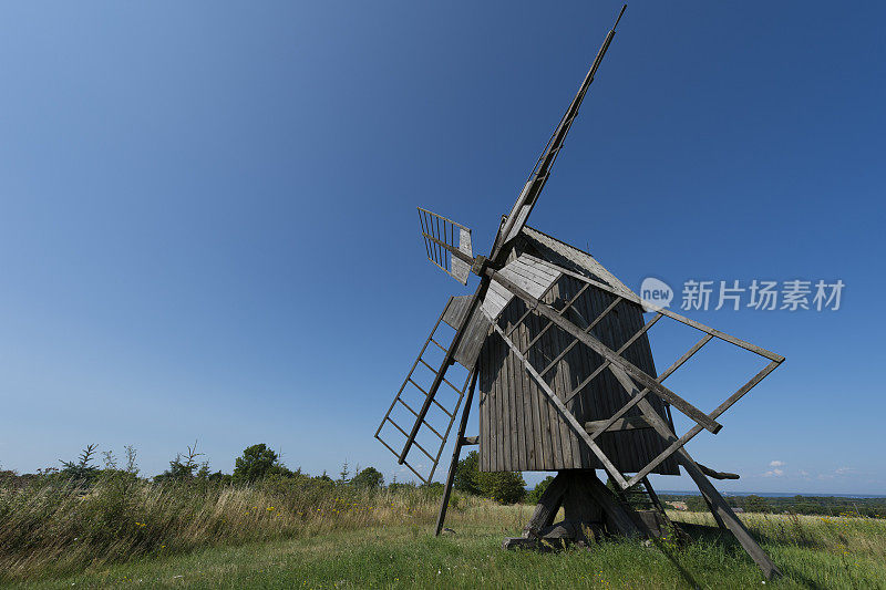 老风化的风车在奥兰蓝天广角镜头