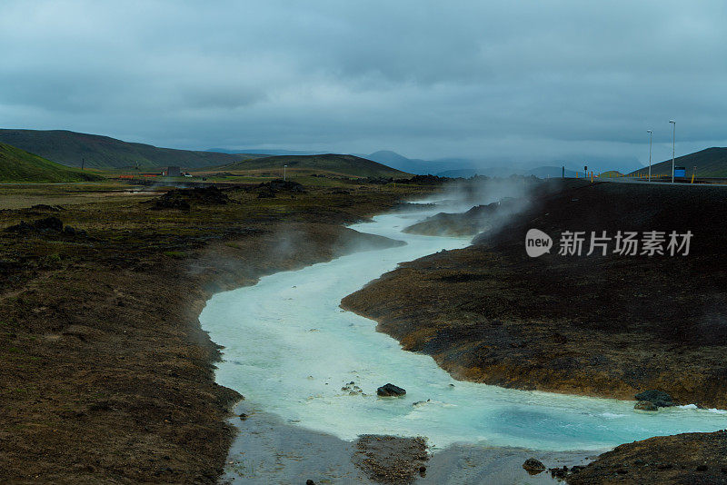 来自地热发电厂的蓝色泉水