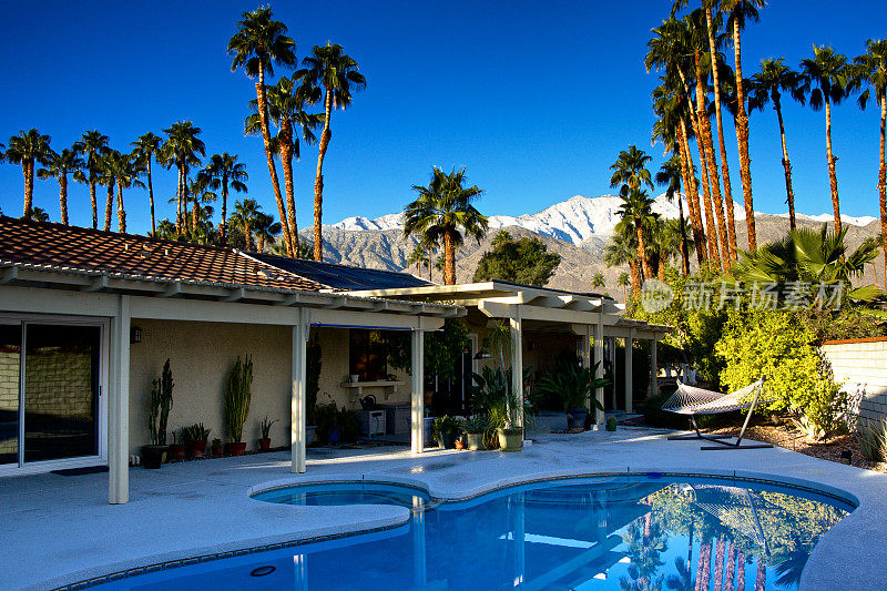 后院游泳池，棕榈泉家在冬天，南加州，美国