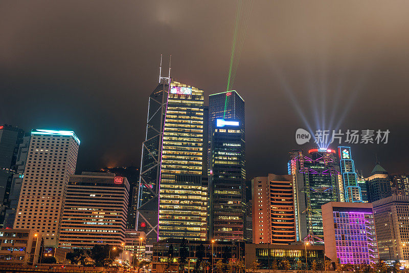 夜晚的香港，激光反射器，摩天大楼亚洲中国