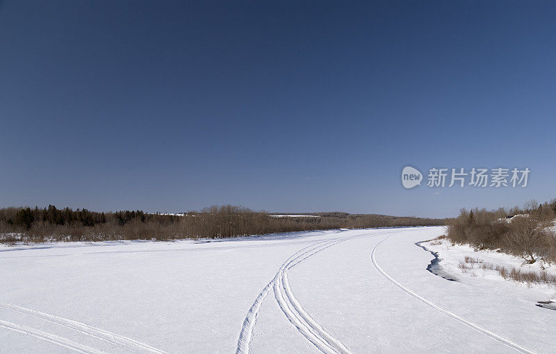 冰河上的雪上摩托