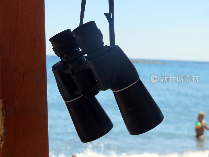 海滩上的双筒望远镜