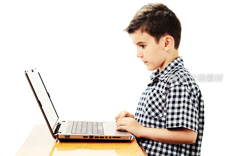 儿童男孩使用笔记本电脑-库存图像