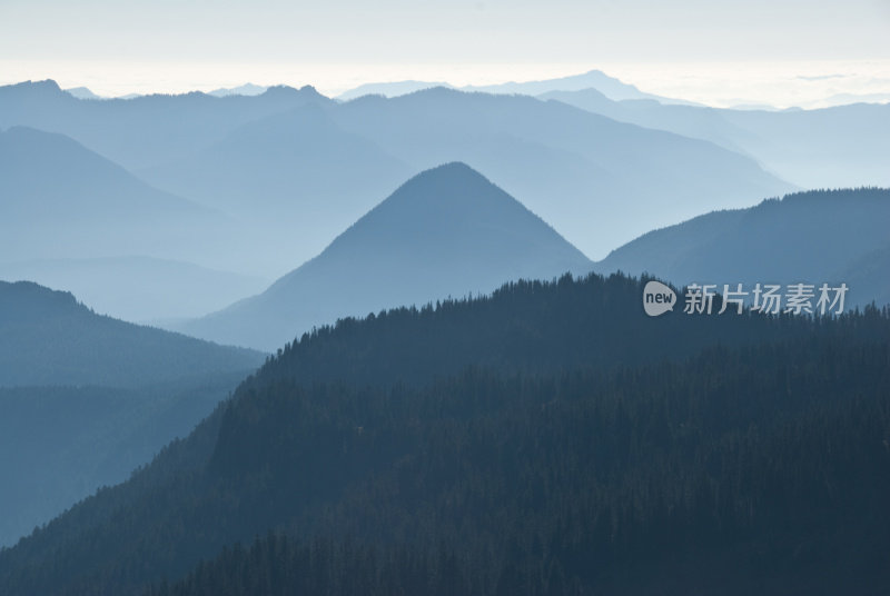 雾蒙蒙的山峰