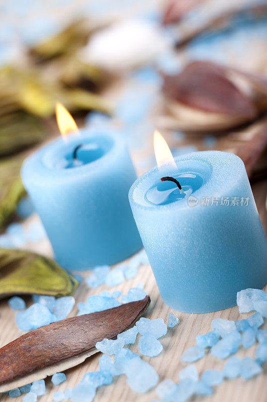 蓝色蜡烛和浴盐装饰