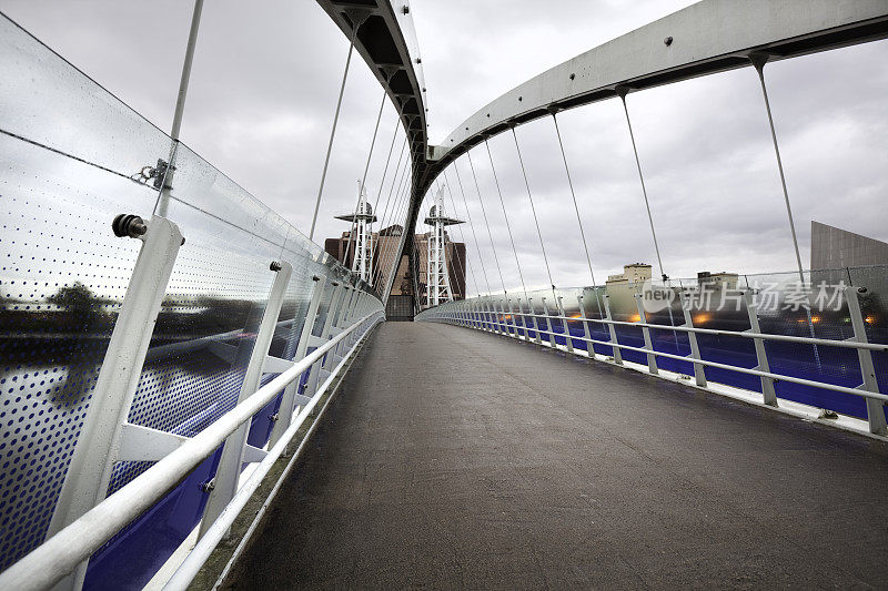 曼彻斯特:索尔福德码头的千年人行桥。