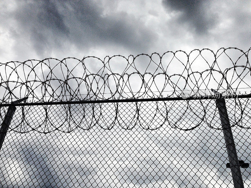 监狱围栏上有铁丝网