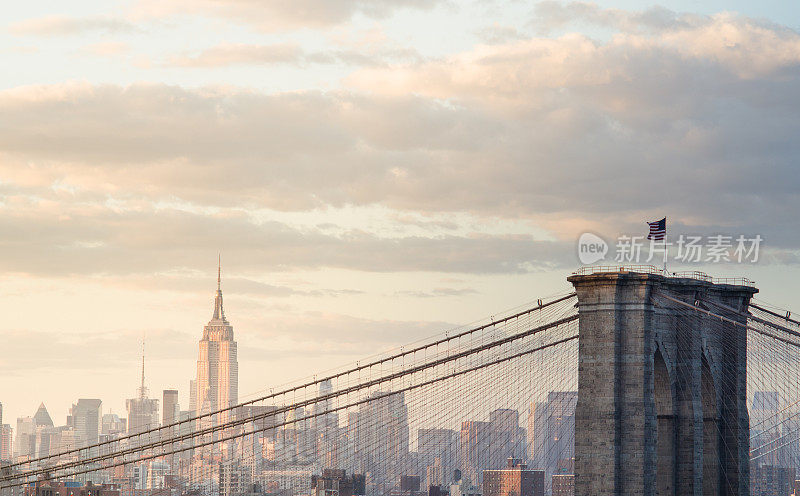 日落时的帝国大厦和布鲁克林大桥