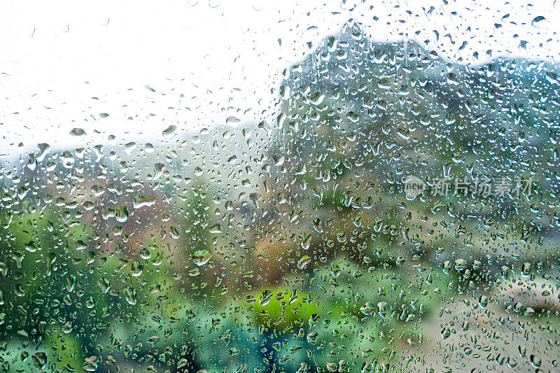 雨点落在风景优美的窗户上