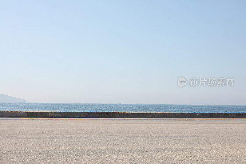 海滨背景的沥青地面空间