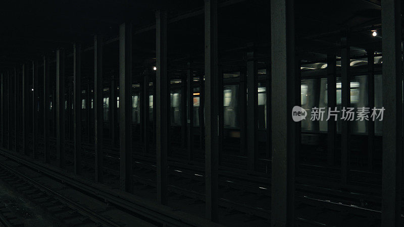 夜间在地铁中行驶的火车