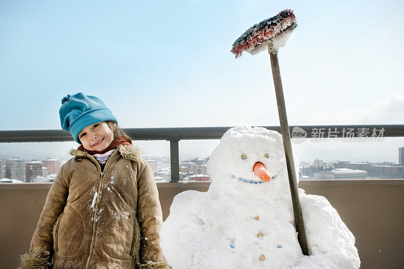 快乐的女孩和雪人