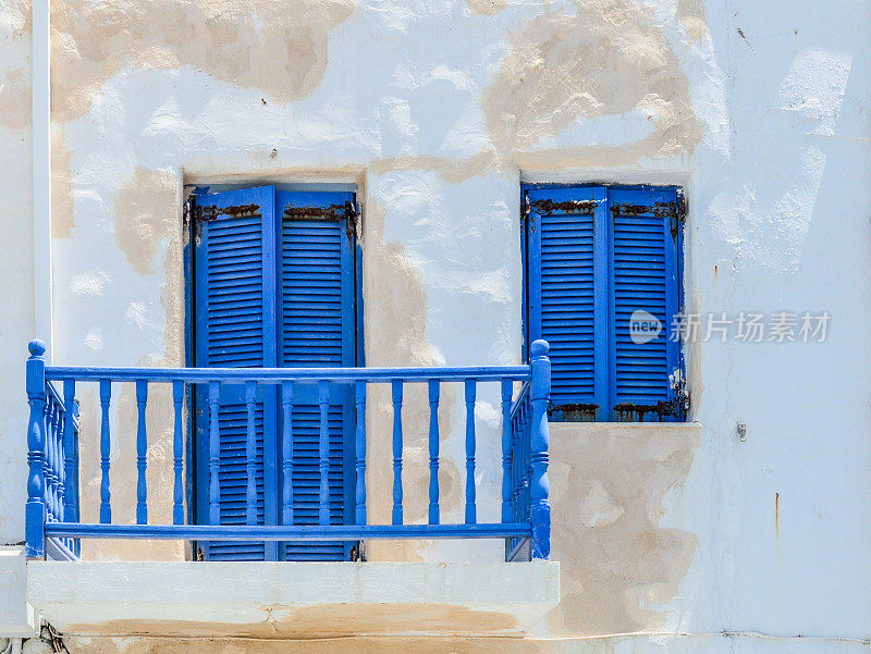 白色建筑上的蓝色阳台和窗户——希腊