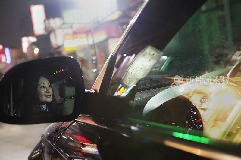 女商人在晚上开车