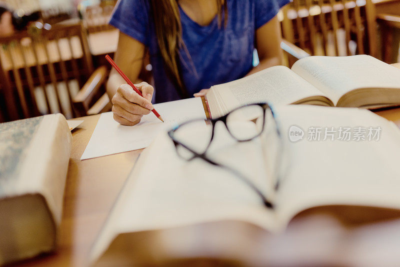 从旧书中学习的女孩