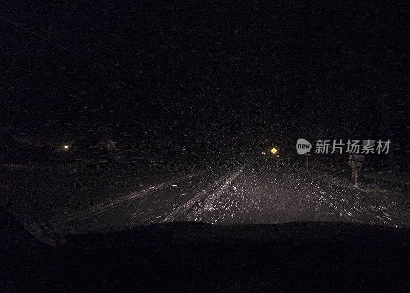 夜间汽车司机挡风玻璃POV分散眩目暴风雪雪