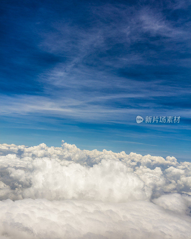 在巴拿马上空，一幅从飞机窗口拍摄的云图。