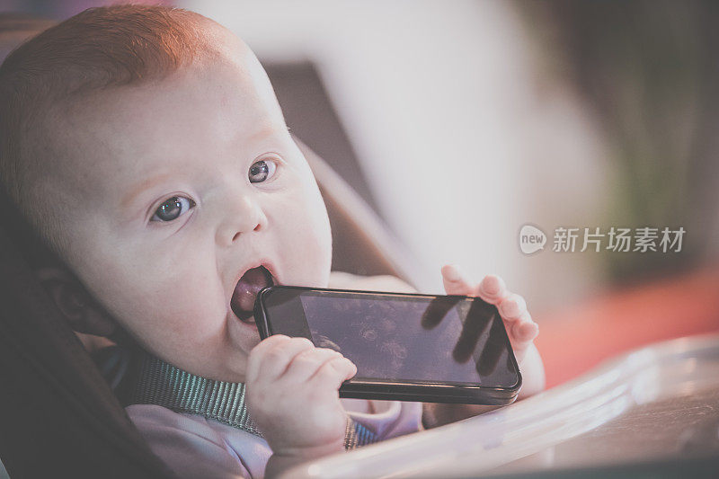 婴儿咀嚼手机
