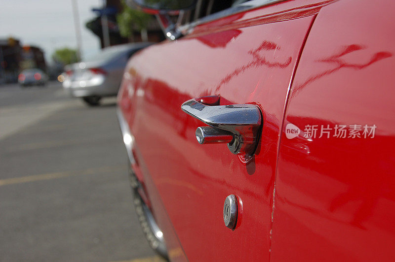 红色1970古董车的门把手